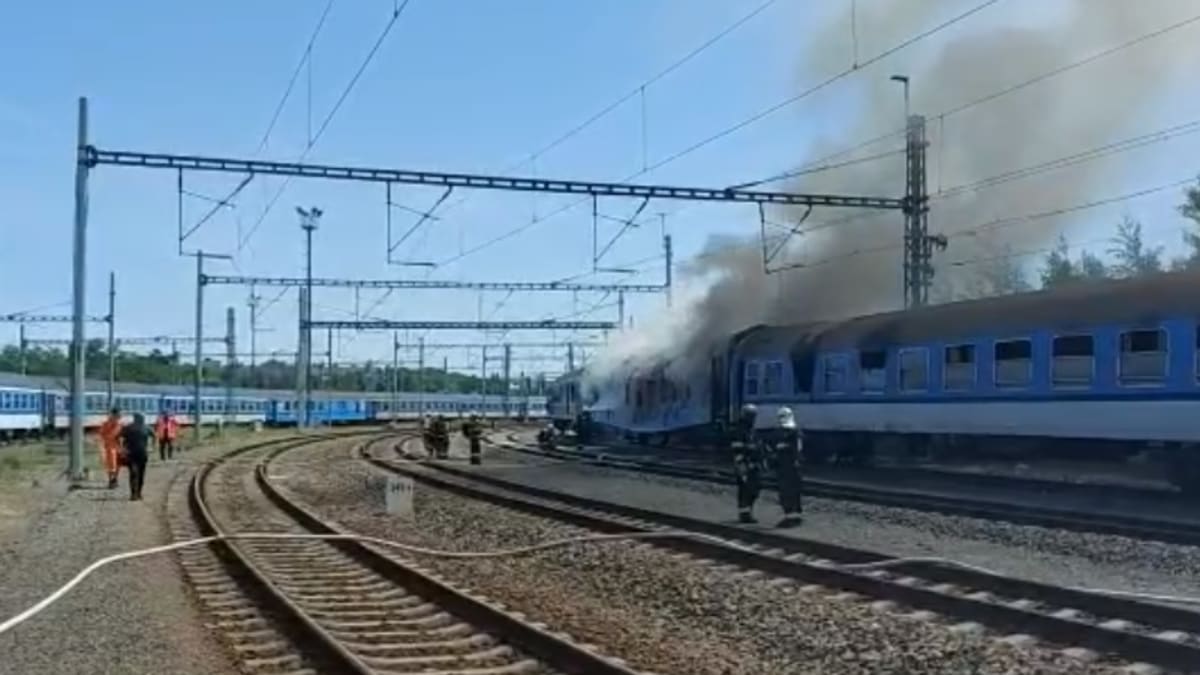 V blízkosti plzeňského hlavního nádraží hoří jeden z odstavených vlaků