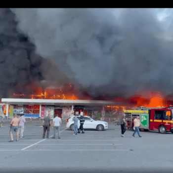 V Kremenčuku hoří po zásahu raketami nákupní centrum