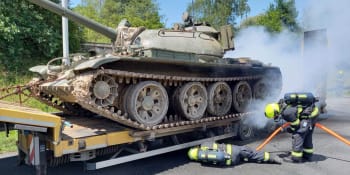 Historický tank zablokoval Pražský okruh. Začal hořet náklaďák, který ho převážel