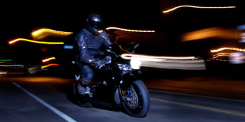 Zběsilá jízda mladého motorkáře: Povolenou rychlost překročil o 77 km/h, přišel o řidičák
