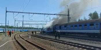 Masivní požár u hlavního nádraží v Plzni. Hořel vlak, hasiči prohledávali vagony 
