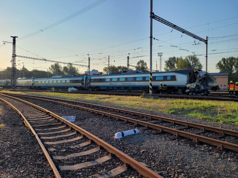 Ve stanici Bohumín na Karvinsku se v pondělí brzo ráno srazil vlak pendolino odjíždějící do Prahy s posunovací lokomotivou.