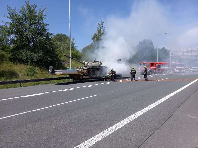 Pražský okruh u Počernic zablokoval požár nákladního auta, které převáží historický tank. 
