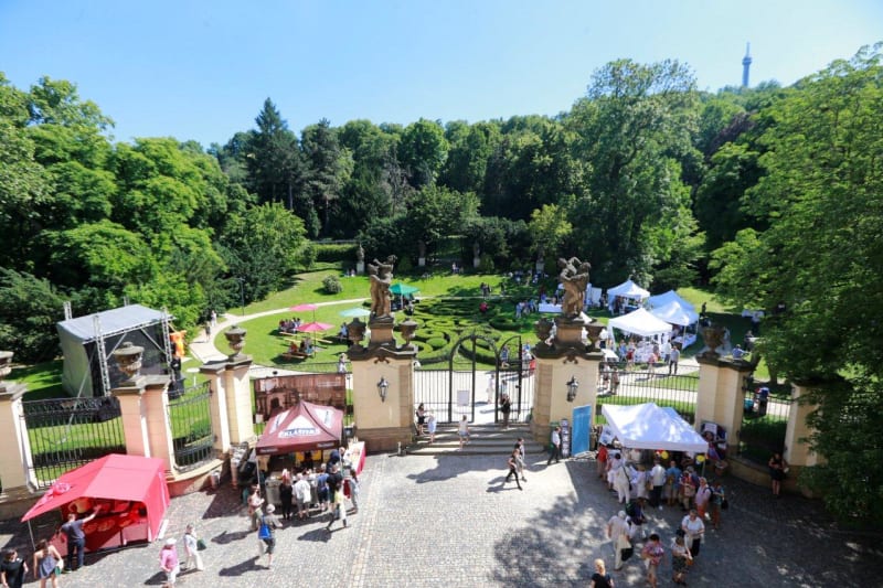 Pohled z Lobkovického paláce německé ambasády v Praze do přilehlé zahrady, kde se v úterý uskuteční další den otevřených dveří. 