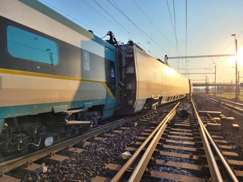Ve stanici Bohumín na Karvinsku se v pondělí brzo ráno srazil vlak pendolino odjíždějící do Prahy s posunovaným vozem.