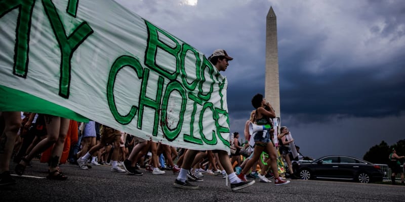 Lidé v USA protestují rozhodnutí soudu, který ruší povolení potratů v celých Spojených státech.