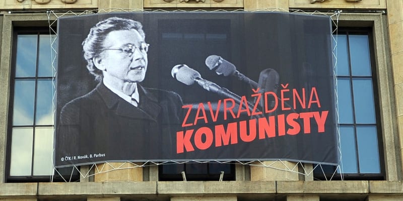 V roce 2020 desítky významných budov v Praze zahalily bannery iniciativy Zavražděna komunisty, které měly připomenout osud Milady Horákové při příležitosti výročí jejího popravení.