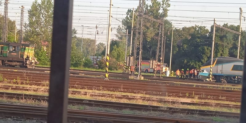Ve stanici Bohumín na Karvinsku se v pondělí brzo ráno srazil vlak pendolino odjíždějící do Prahy s posunovaným vozem.