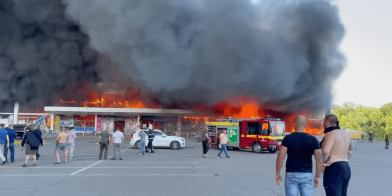 V Kremenčuku hoří po zásahu raketami nákupní centrum