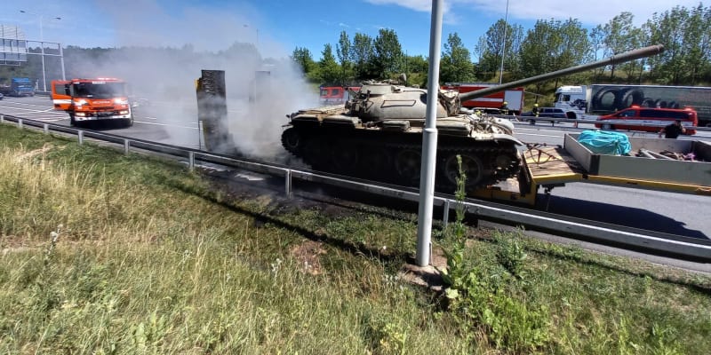 Pražský okruh u Počernic zablokoval požár nákladního auta, které převáží historický tank. 