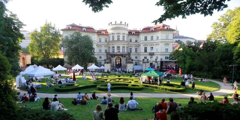 Pohled do zahrady německého velvyslanectví v Praze během dne otevřených dveří v roce 2019.