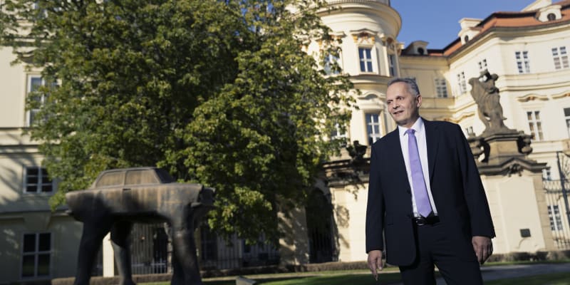 Německý velvyslanec Andreas Künne prochází zahradou ambasády v Praze, z ním je Lobkovický palác. 