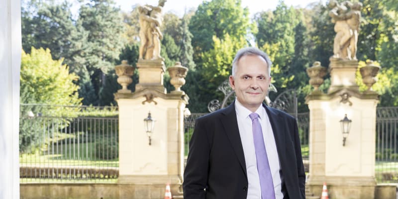 Německý velvyslanec Andreas Künne vchází ze zahrady ambasády v Praze na nádvoří Lobkovického paláce. 