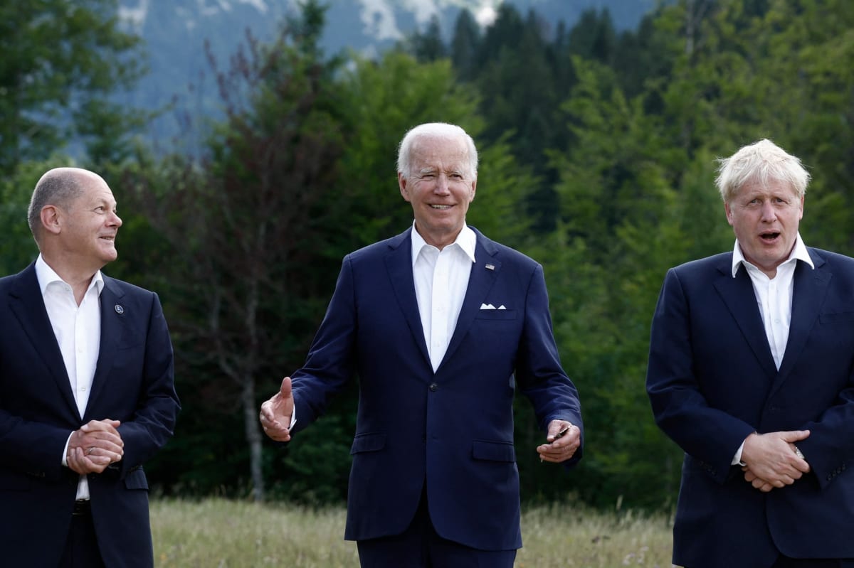 Německý kancléř Olaf Scholz, americký prezident Joe Biden a britský premiér Boris Johnson na summitu G7