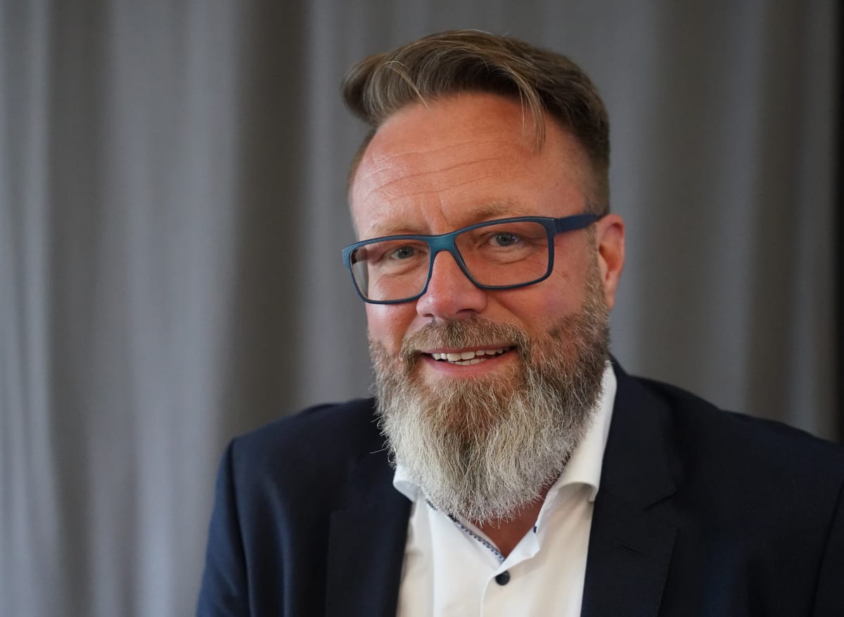 Claus Ruhe Madsen, rodák z dánské Kodaně, se stal za podpory CDU v roce 2019 starostou severoněmeckého Rostocku. V červnu 2022 nastupuje na pozici ministra hospodářství spolkové země Šlesvicko-Holštýnska. 