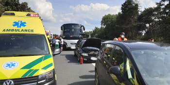 Autobus plný dětí boural na dálnici na Šumpersku. Dvě z nich se zranily