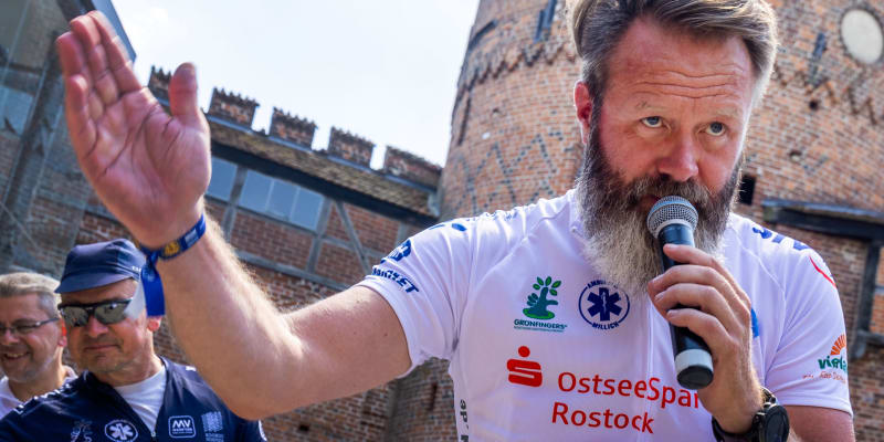 Rodák z dánské Kodaně Claus Ruhe Madsen, který je starostou severoněmeckého města Rostock, promlouvá k účastníkům charitativní cyklistické akce na pomoc chronicky nemocným dětem. 