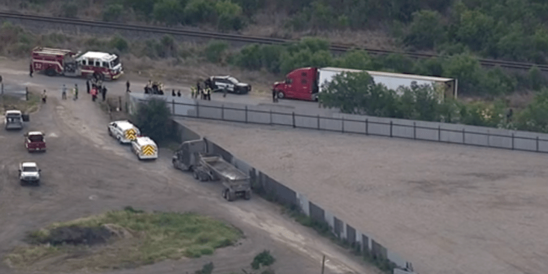 Policie v Texasu našla v kamionu 46 mrtvých migrantů. 