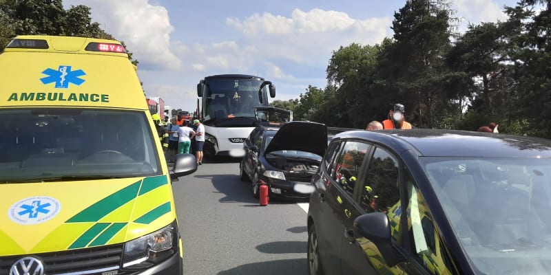 Autobus plný dětí se na Šumpersku srazil s autem.