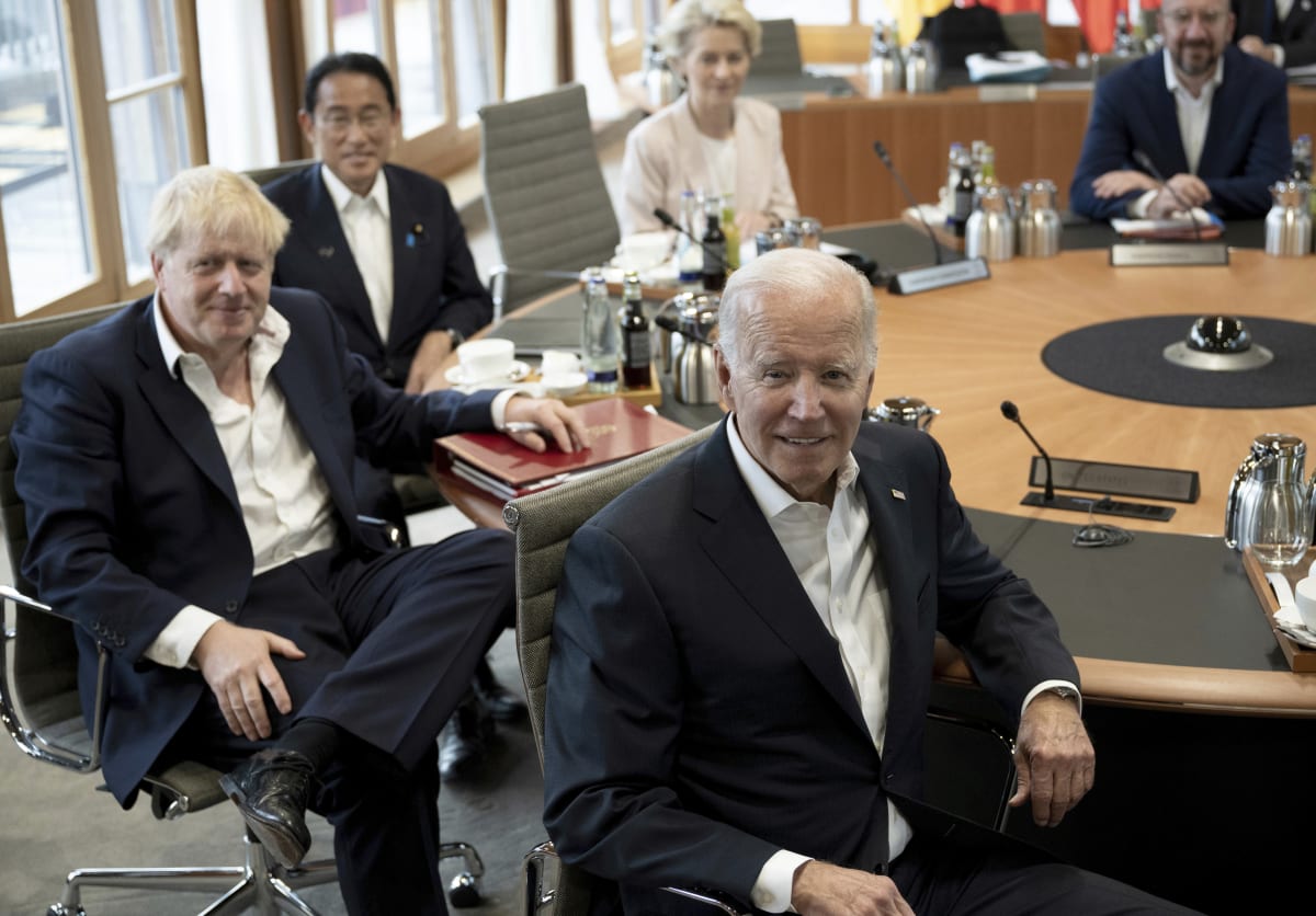 Japonský premiér Fumio Kišida (druhý zleva) pózuje při setkání zástupců zemí G7 v německém Elmau s britským premiérem Borisem Johnsonem (vlevo) a americkým prezidentem Joem Bidenem. V pozadí předsedkyně Evropské komise Ursula von der Leyenová. 