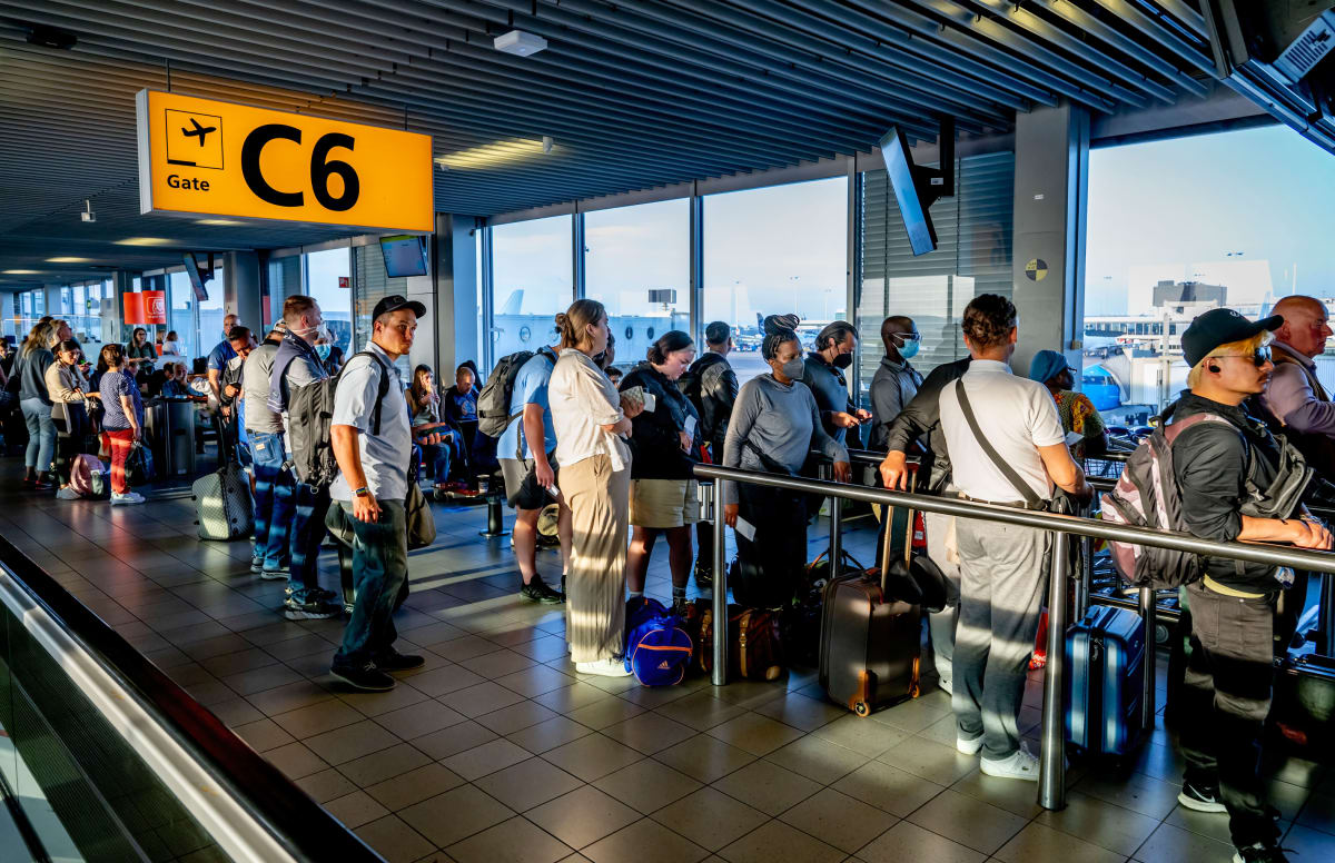 I letiště v Amsterdamu se ocitlo pod náporem cestujících, mnozí z nich nestíhali navazující lety..