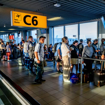 Letiště v Amsterdamu se ocitlo pod náporem cestujících.