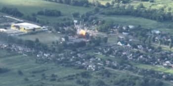 Záběry mohutné exploze a požáru. Ukrajinské dělostřelectvo rozmetalo sklad ruských zbraní