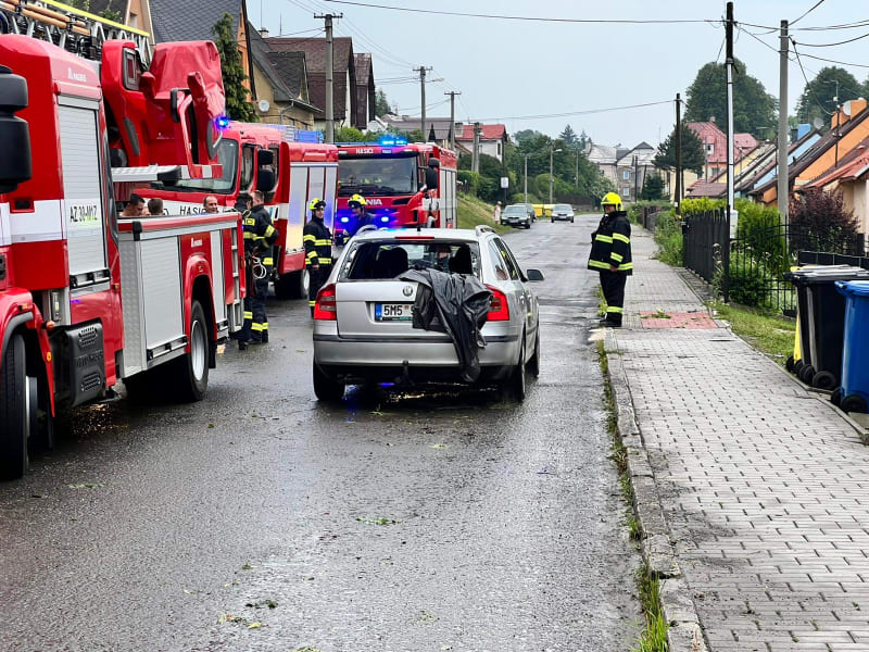 Moravský Beroun zasáhlo silné krupobití, na místě zasahují hasiči.
