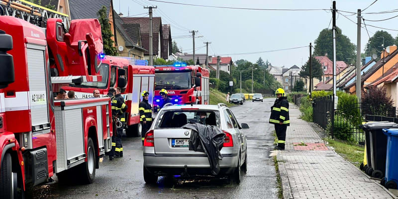 Moravský Beroun zasáhlo silné krupobití, na místě zasahují hasiči.