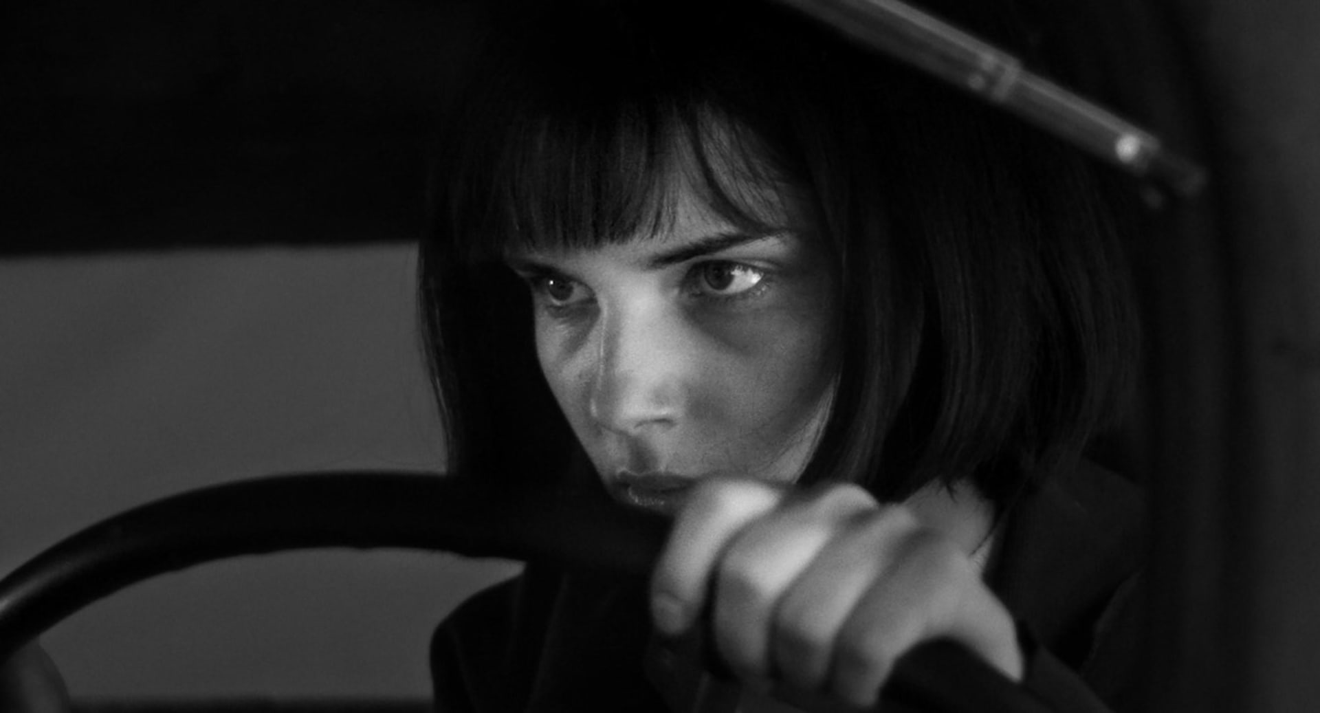 Postava Olgy Hepnarové ve filmu Já, Olga Hepnarová za volantem nákladního vozu.