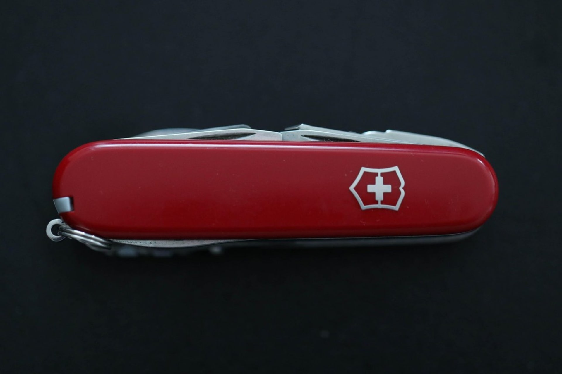 Klasika od Victorinoxu. Nejznámější model švýcarského armádního kapesního nože v červené barvě s bílým křížem. 