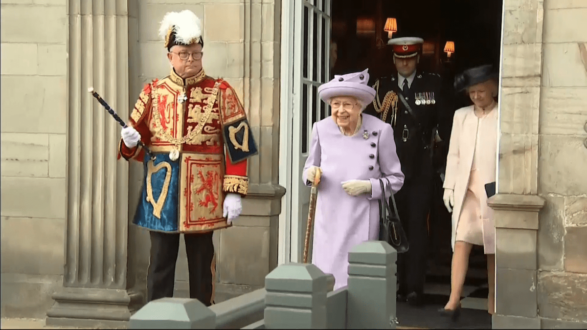 Britská královská rodina se bude muset uskromnit.