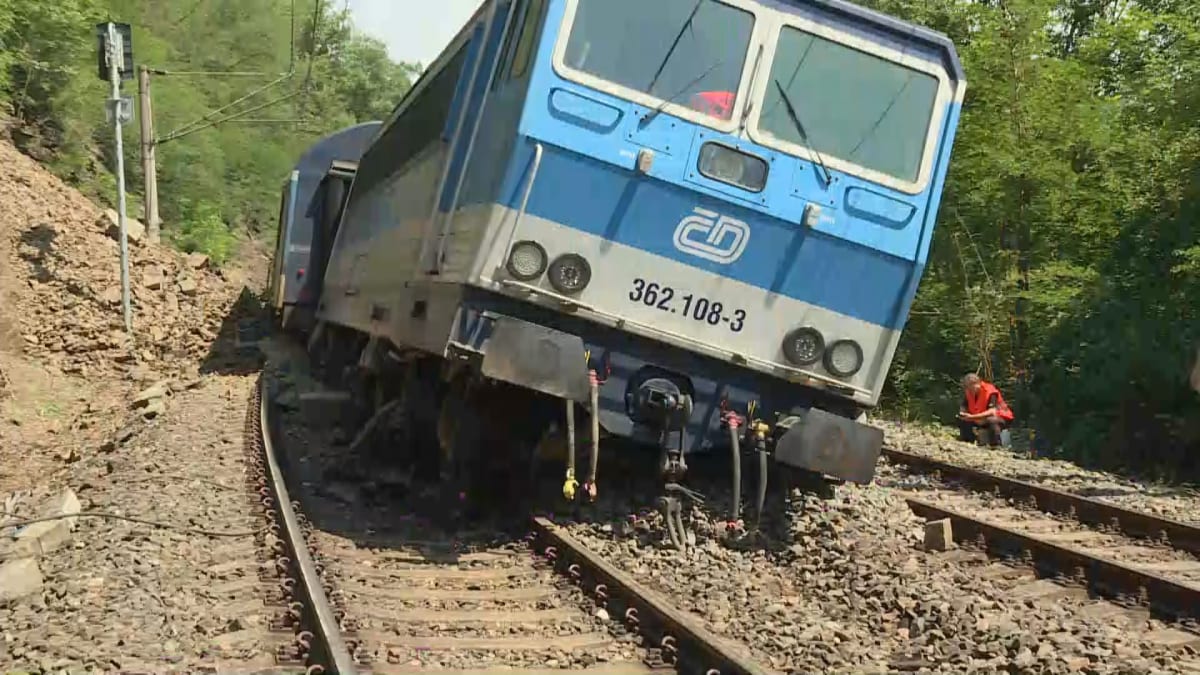 Mezi Karlštejnem a Zadní Třebaní narazil vlak do spadlé skály