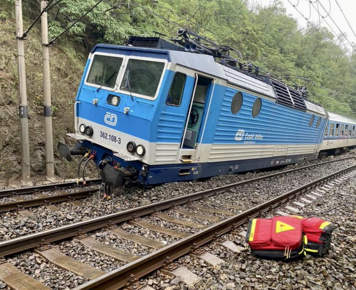 Mezi Karlštejnem a Zadní Třebaní narazil vlak do spadlé skály, 5 lehce zraněných.