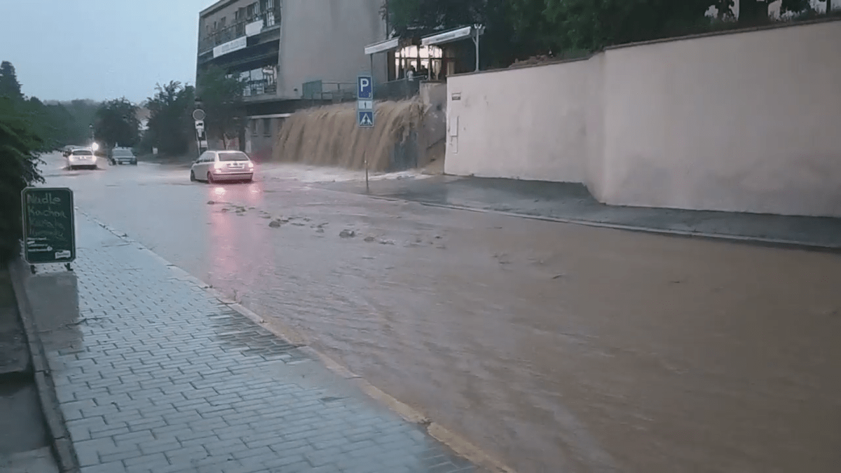 Středeční bouřky napáchaly řadu škod, v některých městech se voda valila ulicemi.