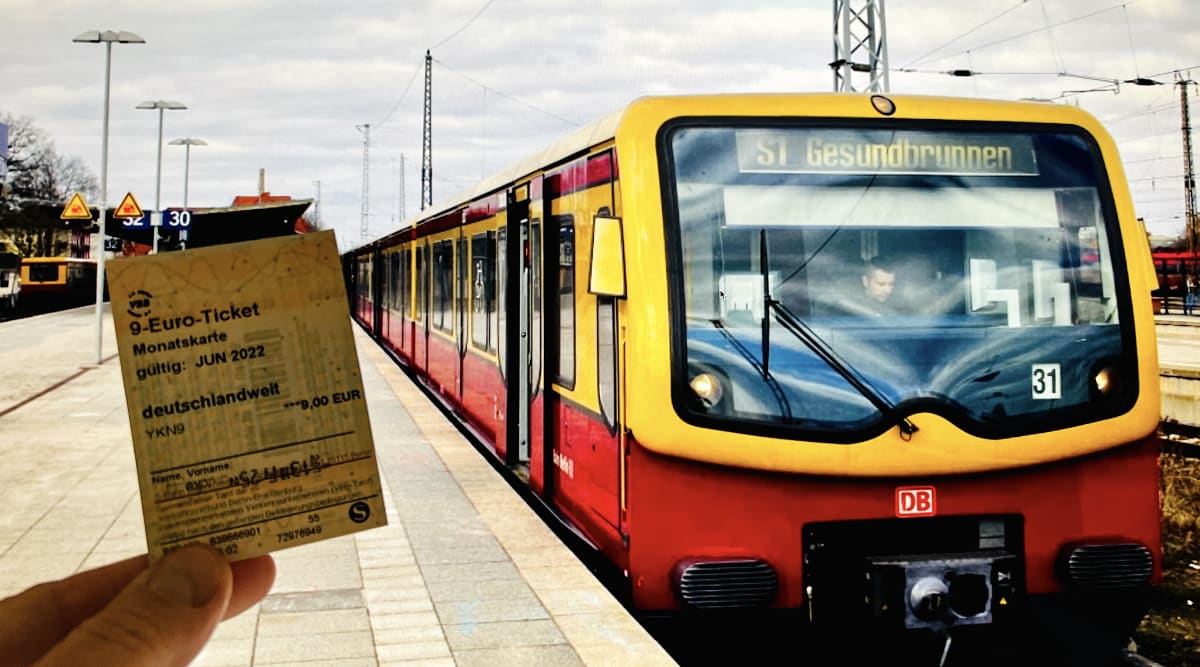 Cestující ukazuje právě koupenou jízdenku za devět eur na nástupišti berlínského S-Bahnu, příměstské dráhy.
