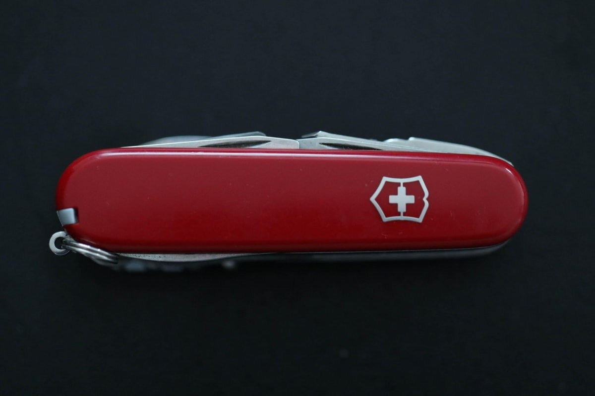 Klasika od Victorinoxu. Nejznámější model švýcarského armádního kapesního nože v červené barvě s bílým křížem. 