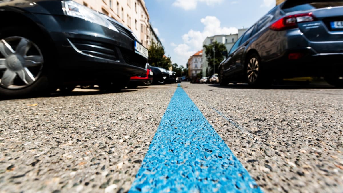 Elektromobily již zřejmě nebudou parkovat v Praze zdarma. (Ilustrační foto)