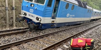 Nehoda u Karlštejna: Rychlík se 150 lidmi narazil do skály, doprava mezi Prahou a Plzní stojí