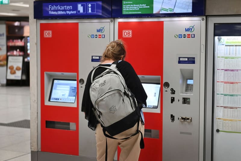 Cestující si v automatu na mnichovském hlavním nádraží kupuje jízdenku za devět eur. 
