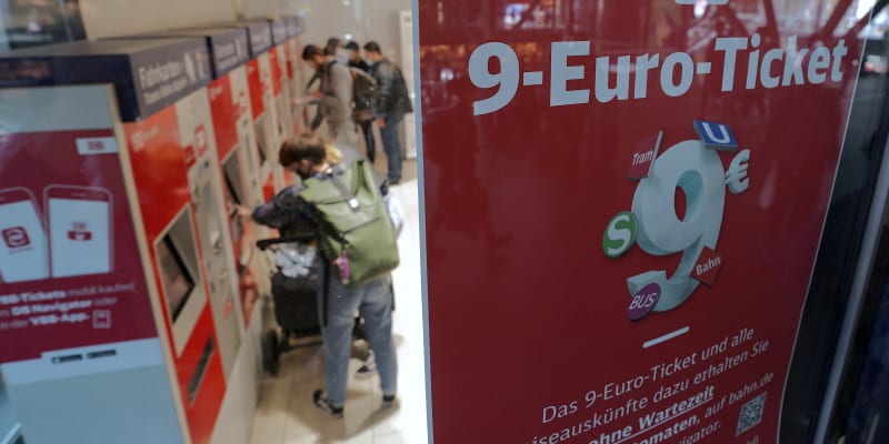 Poutač Německých drah na jízdenku za devět eur měsíčně, kterou zavedla spolková vláda na červen, červenec a srpen 2022.
