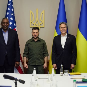 Americký ministr obrany Lloyd Austin, ukrajinský prezident Volodymyr Zelenský a ministr zahraničí USA Antony Blinken v Kyjevě (25. 4. 2022).