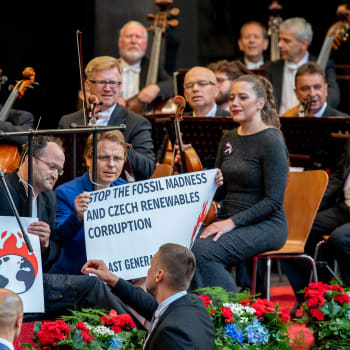 Aktivisté za ochranu klimatu narušili zahájení koncertu České filharmonie v rámci festivalu Smetanova Litomyšl, která uvedla Koncert pro Evropu ve slavnostní den převzetí předsednictví Rady Evropské unie Českou republikou, 1. července 2022, Litomyšl, Svitavsko.