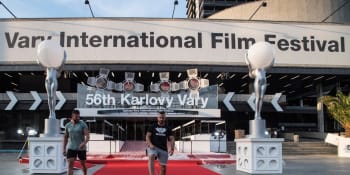 Sledujte příchod hvězd na červený koberec KVIFF: Dorazí del Toro, Schreiber i Bartoška