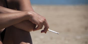 Zákaz kouření na plážích. V oblíbené dovolenkové destinaci nově hrozí tučná pokuta
