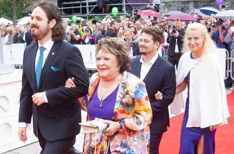 Jiřina Bohdalová se svými milovanými vnuky na filmovém festivalu v Karlových Varech. 