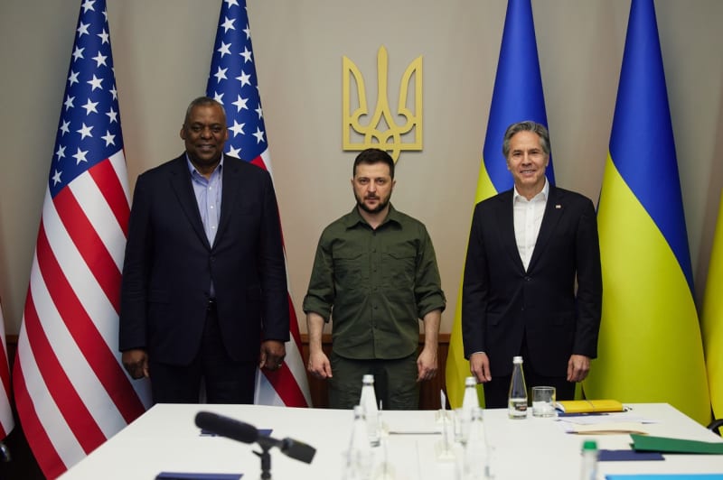 Americky ministr obrany Lloyd Austin, ukrajinsky prezident Volodymyr Zelensky a ministr zahranici USA Antony Blinken v Kyjeve (25. 4. 2022).
