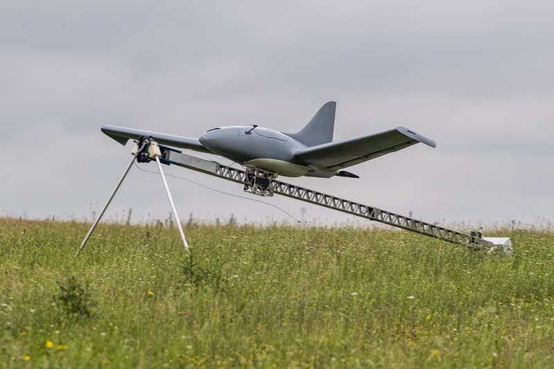 Dron Bivoj potřebuje ke startu katapultu umožňující vzlet.