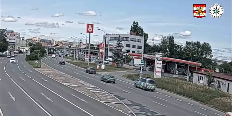 Na pokyn k zastavení na dálnici D1 u Holubic v úterý reagoval jedenatřicetiletý řidič Škody zběsilou jízdou, při níž se řítil rychlostí i kolem dvou set kilometrů za hodinu a řadu řidičů vystavil nebezpečí. Bláznivá jízda skončila až v samém centru B...