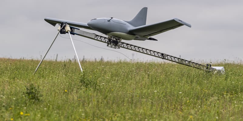 Dron Bivoj potřebuje ke startu katapultu umožňující vzlet.